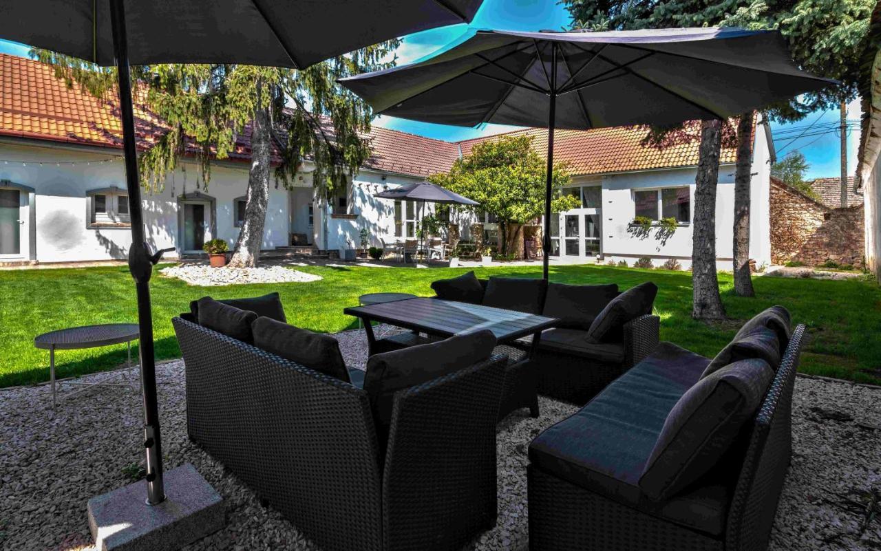 Szent Gyoergy Kuria Bed & Breakfast Kisharsany Exterior photo